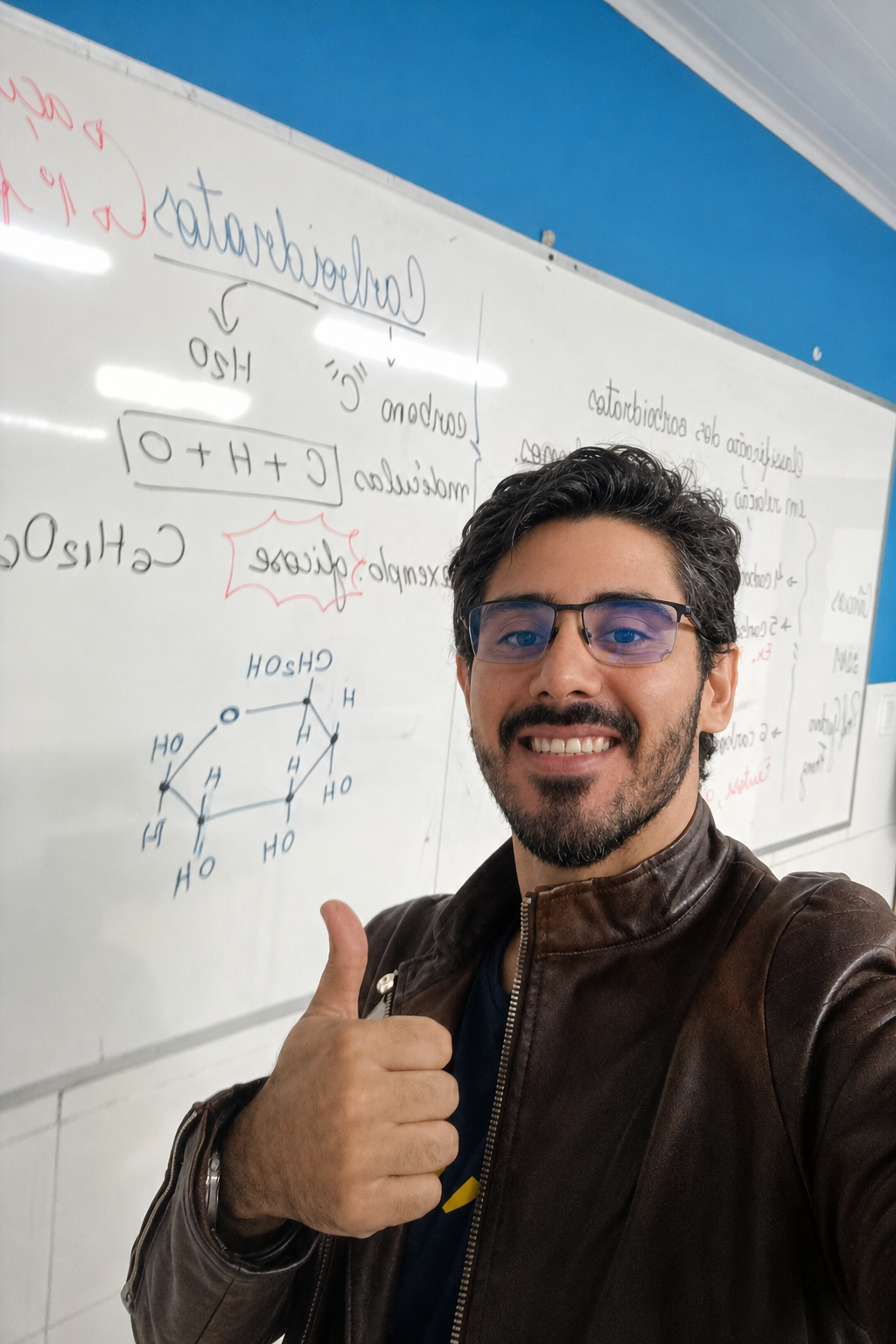 Gustavo Franz em sala de aula, diante de um quadro com conteúdo de Ciências
